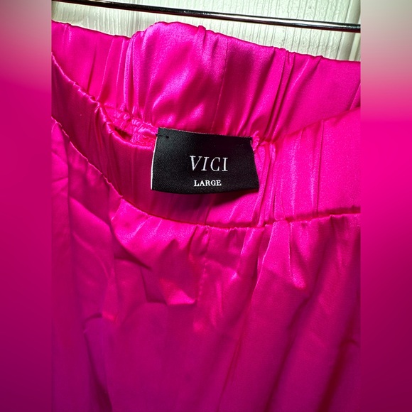 NWOT Vici Collection โSassy But Classyโ Wide Leg Satin Pants โ Fuchsia ๐โจ - Picture 5 of 9